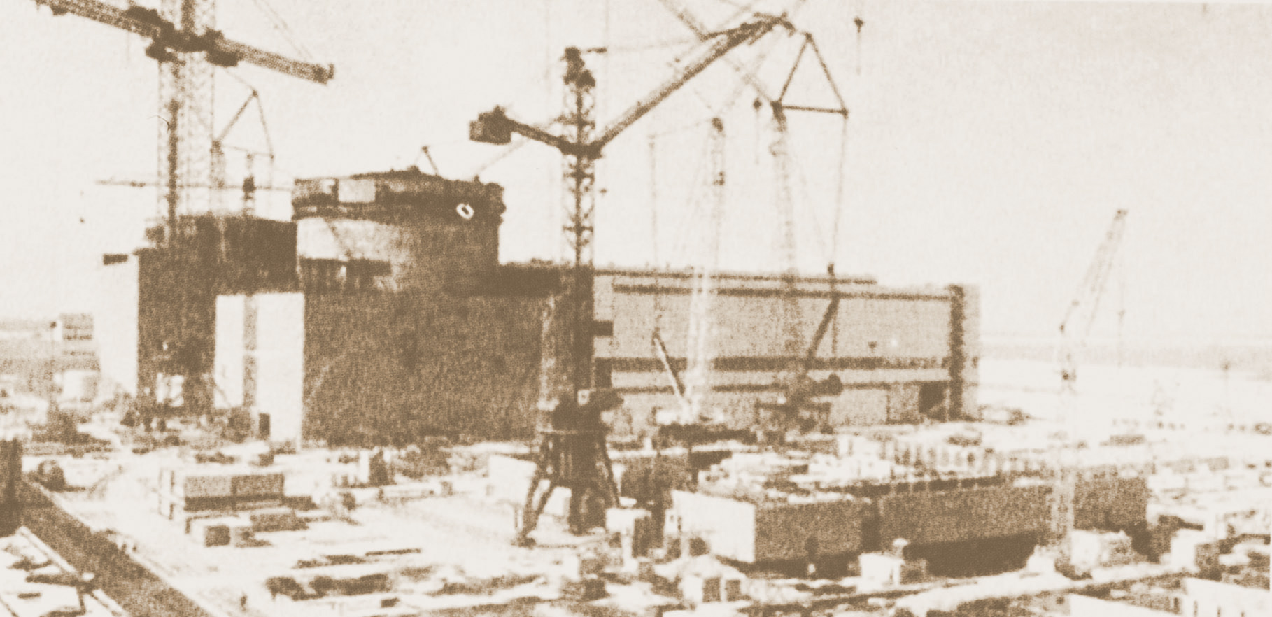 Решение о строительстве Запорожской АЭС было принято в 1978 г. Спустя год станция стала головной опытно-показательной стройкой в серии атомных электростанций, строившихся в соответствии с унифицированным проектом